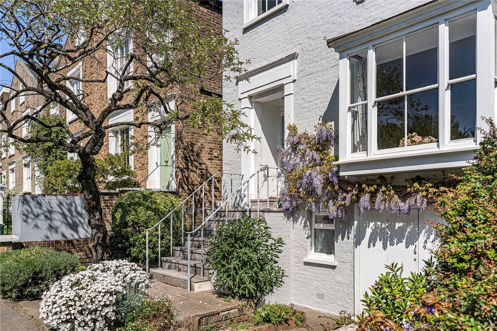 Property photo 3 of 18 External