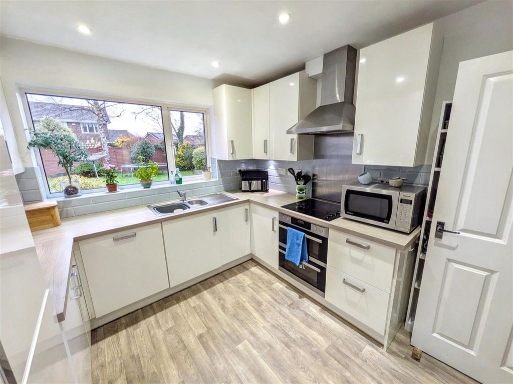 Property photo 2 of 20 Kitchen