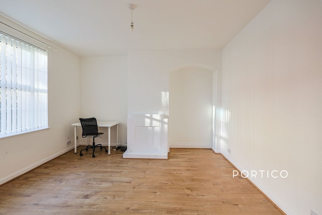 Property photo 2 of 9 Bedroom