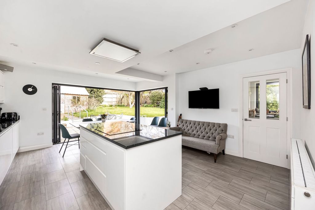 Property photo 3 of 20