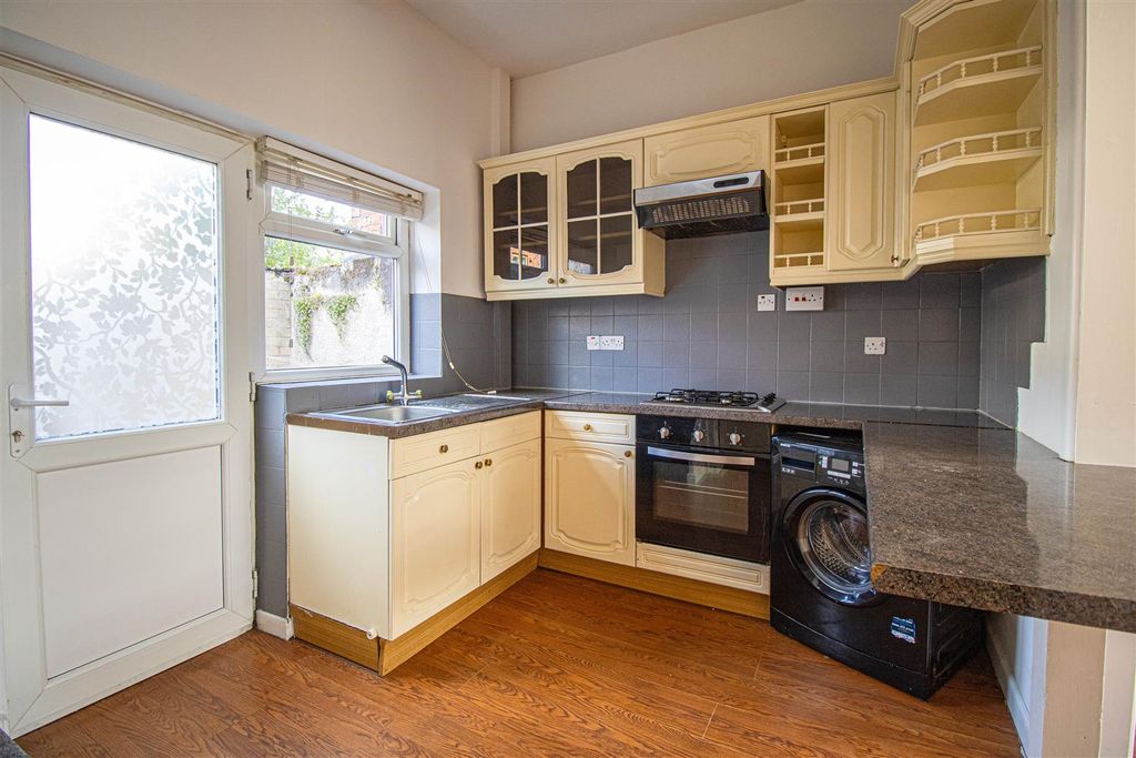 Property photo 3 of 6 Kitchen