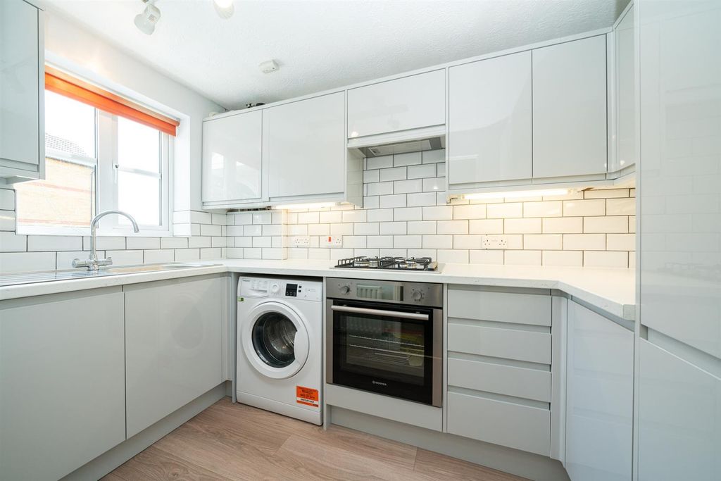 Property photo 3 of 12 15-Thorne-Close-6863.Jpg