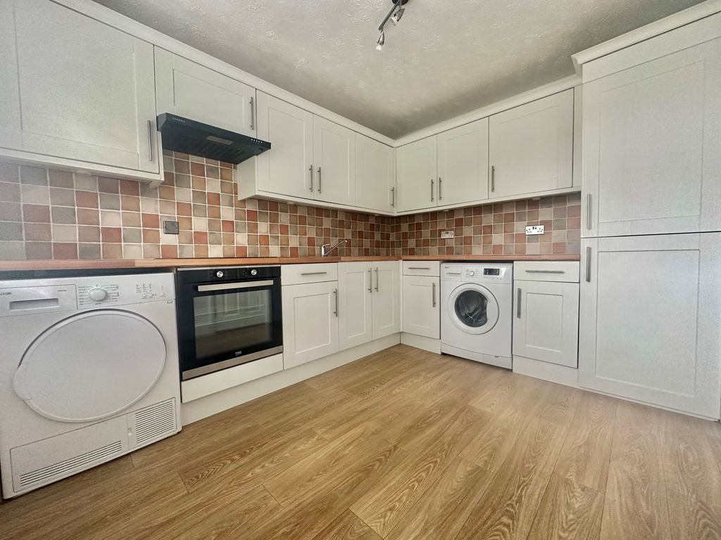 Property photo 2 of 8 Kitchen