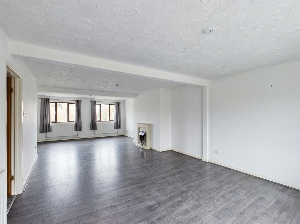 Property photo 3 of 17 Lounge