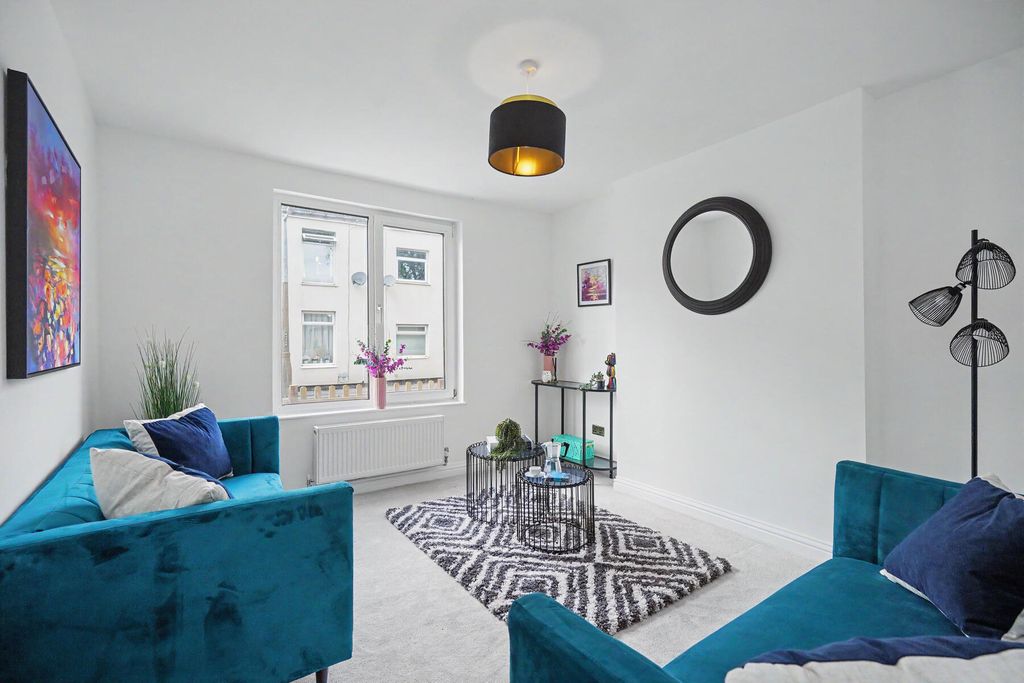 Property photo 3 of 11 Oversetts - Lounge