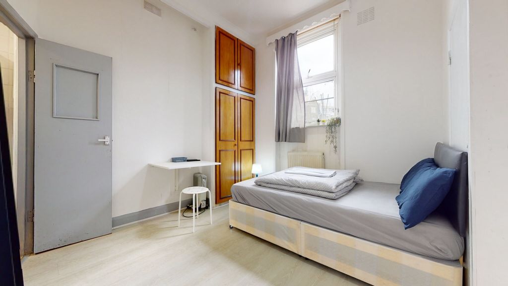 Property photo 3 of 7 A Bright And Tidy Single Bedroom With A Comfortabl...