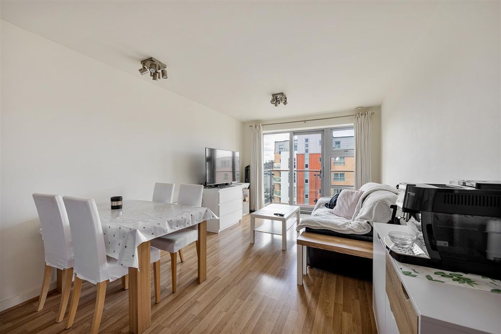 Property photo 2 of 24 Queen Mary Avenue, E18