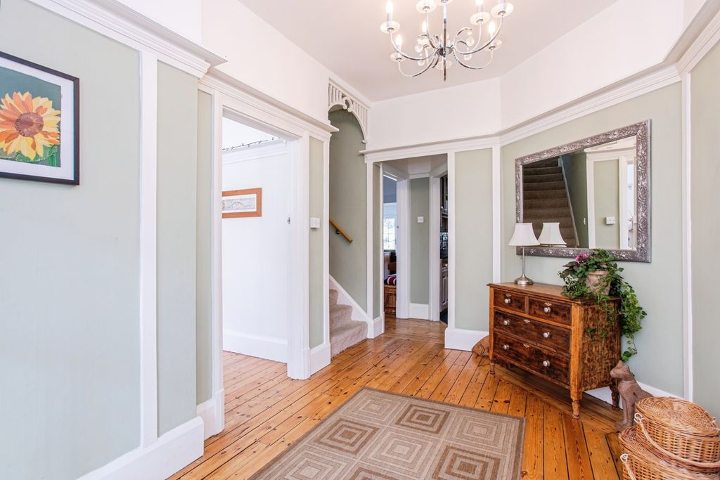 Property photo 2 of 21 Entrance Hall