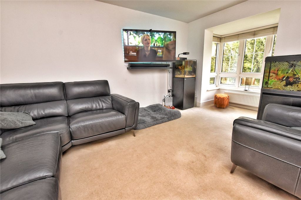 Property photo 3 of 16 Lounge