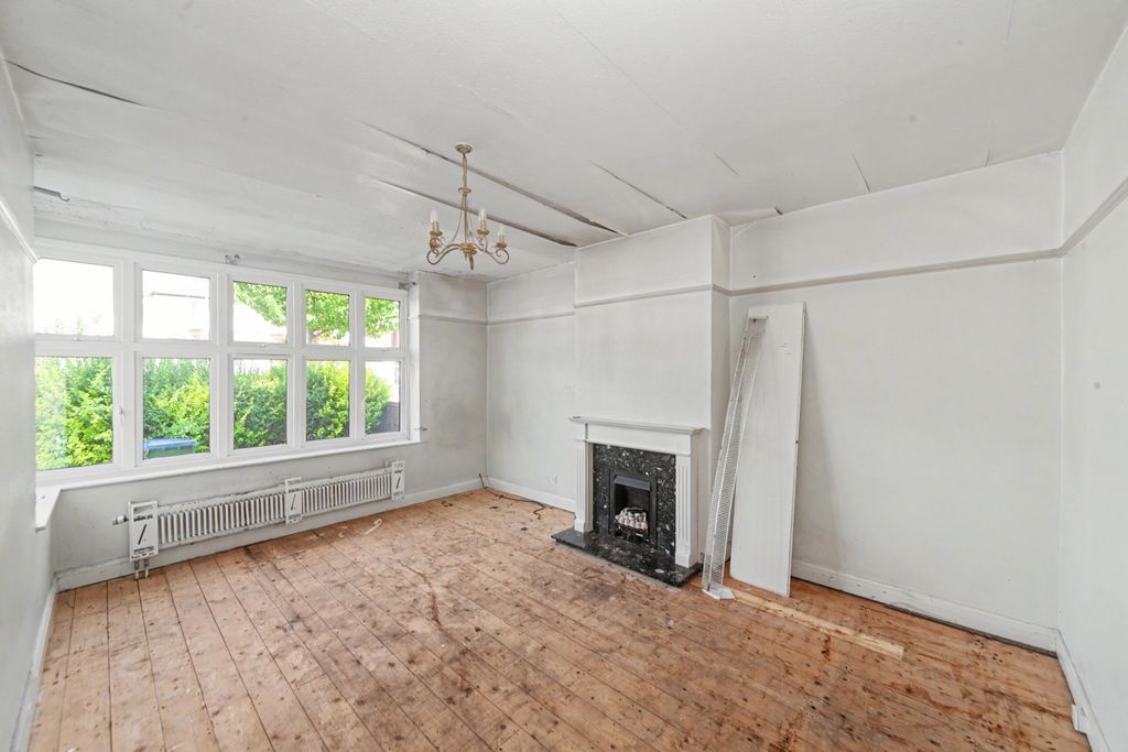 Property photo 3 of 18 35 Crombie Road, Sidcup, Da15 8At