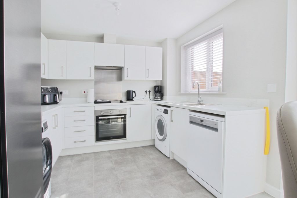 Property photo 3 of 13 4932145