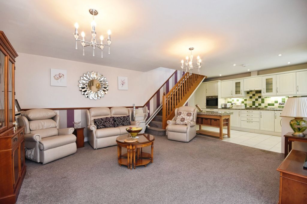 Property photo 1 of 12 Lounge