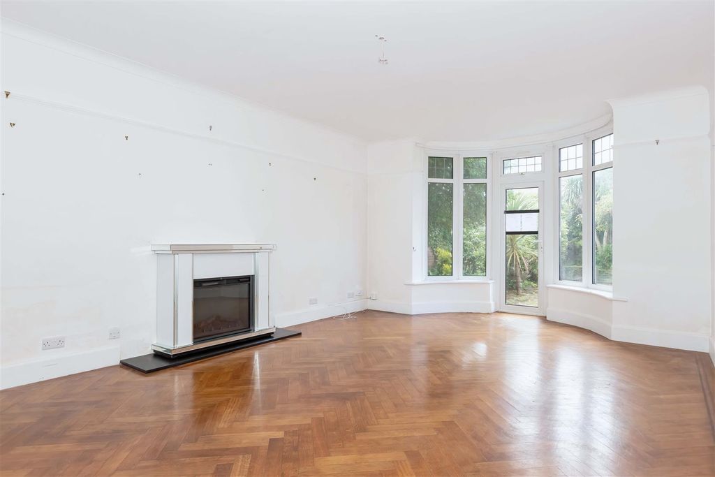 Property photo 3 of 23 Rye Close_21.Jpg