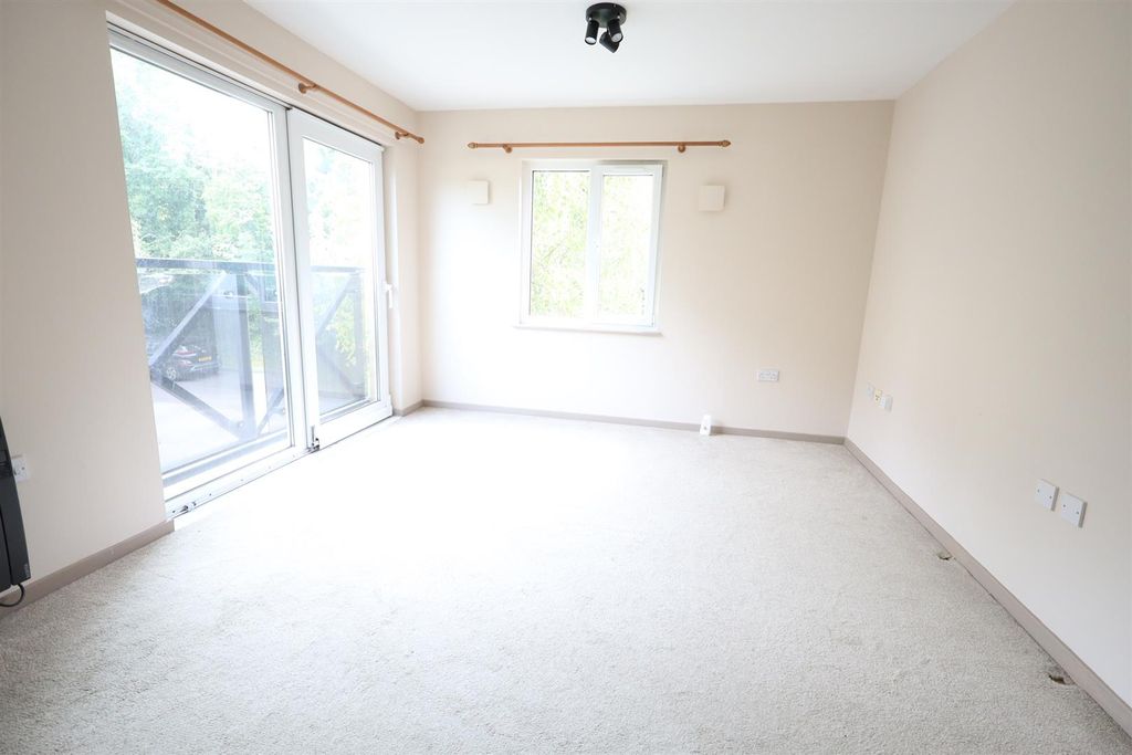 Property photo 3 of 6 Lounge