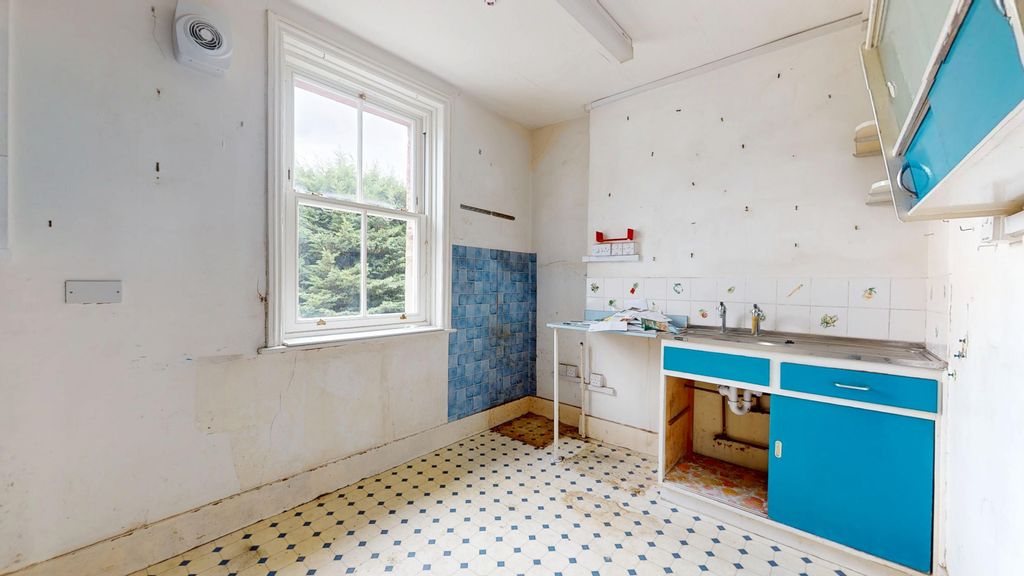 Property photo 3 of 11 55 Greyhound Mansions, Barons Court, London, W6 8Ny