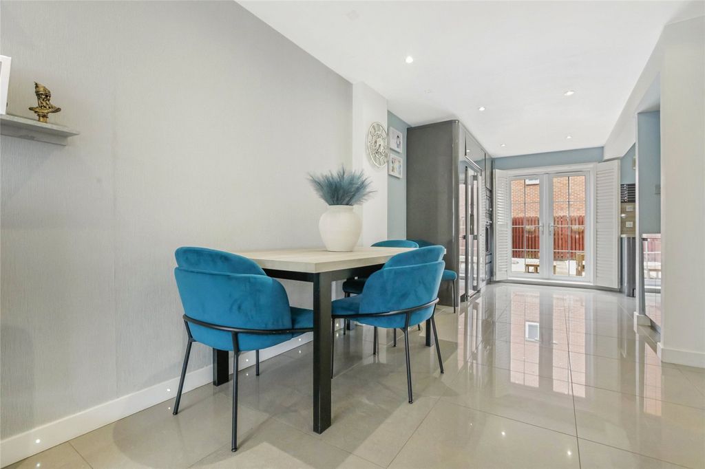 Property photo 3 of 18 Living Room