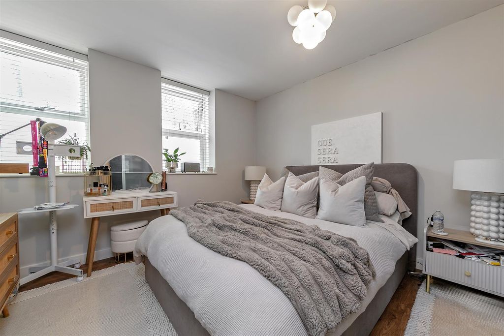Property photo 3 of 14 5Porterswoodhouse-16.Jpg