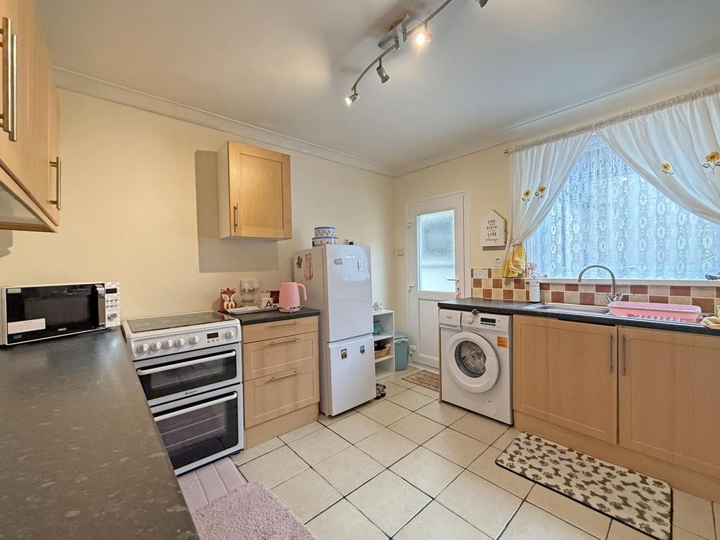 Property photo 3 of 16 Shakespeare Road 28 - Kitchen.Jpg