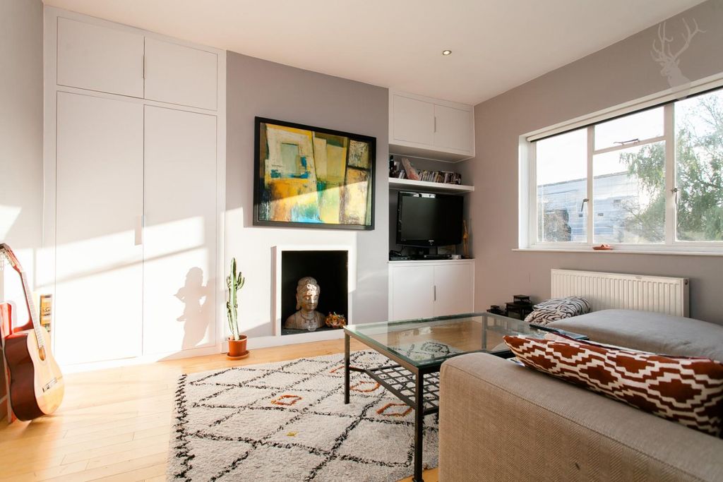 Property photo 2 of 13 Colvestone Crescent (2).Jpg