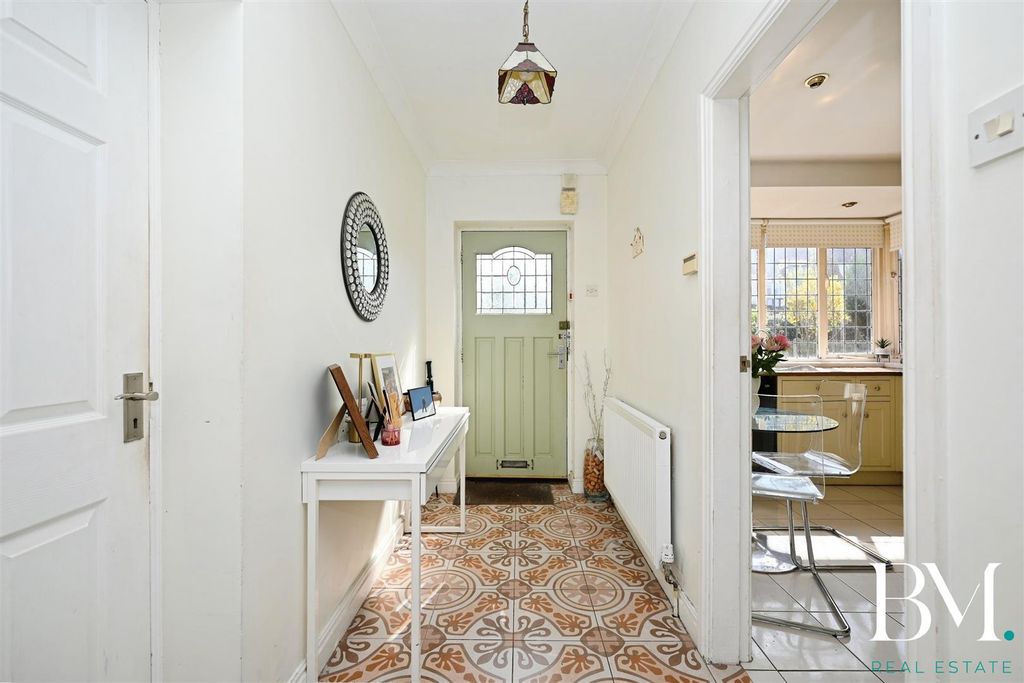 Property photo 2 of 23 Entrance Hall