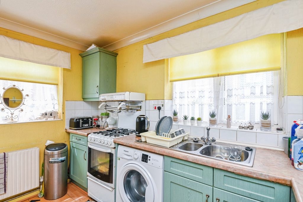 Property photo 2 of 14 Kitchen