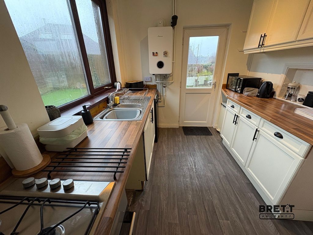 Property photo 2 of 10 Kitchen