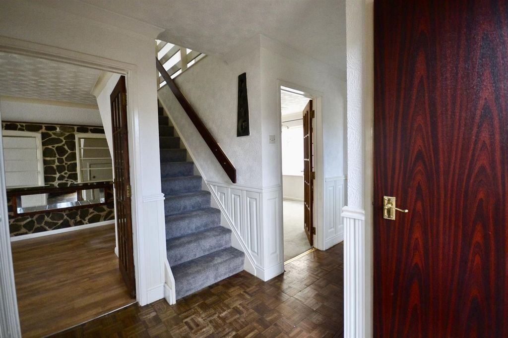 Property photo 2 of 27 Entrance Hall