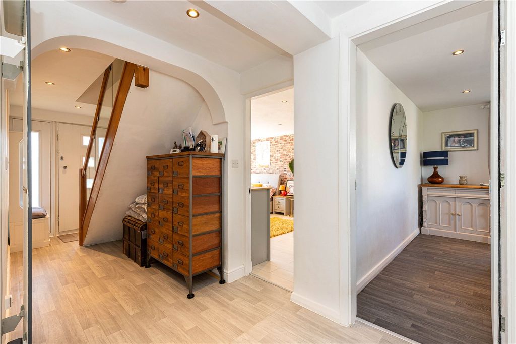 Property photo 3 of 20 Entrance Hall