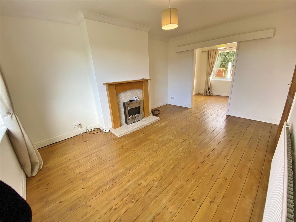 Property photo 3 of 14 Lounge