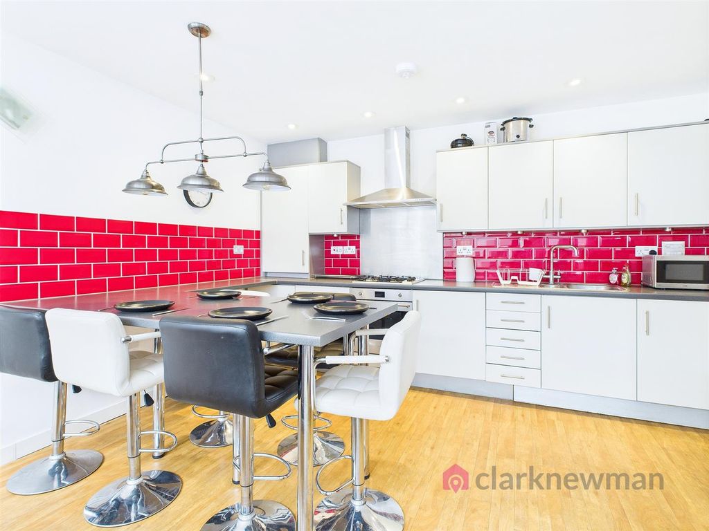Property photo 3 of 14 Kitchen