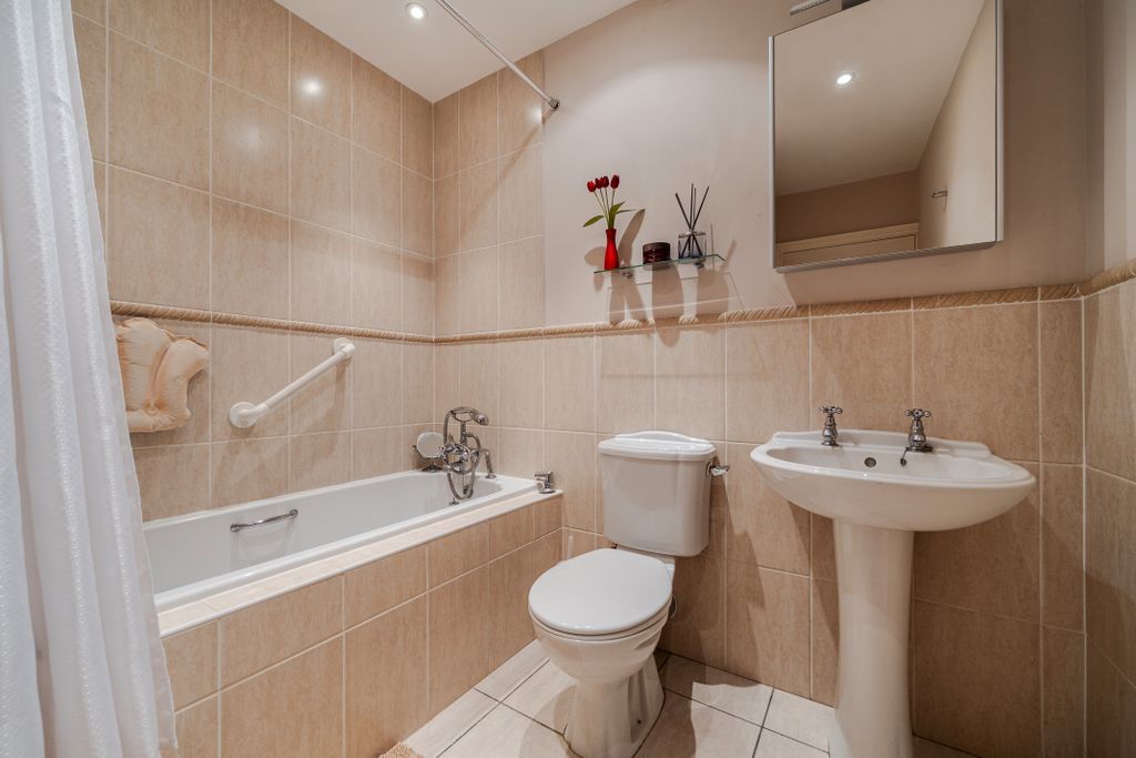 Additional image 9 of 2 bed flat for saleLambourne Court, Ray Mead Road, Maidenhead SL6