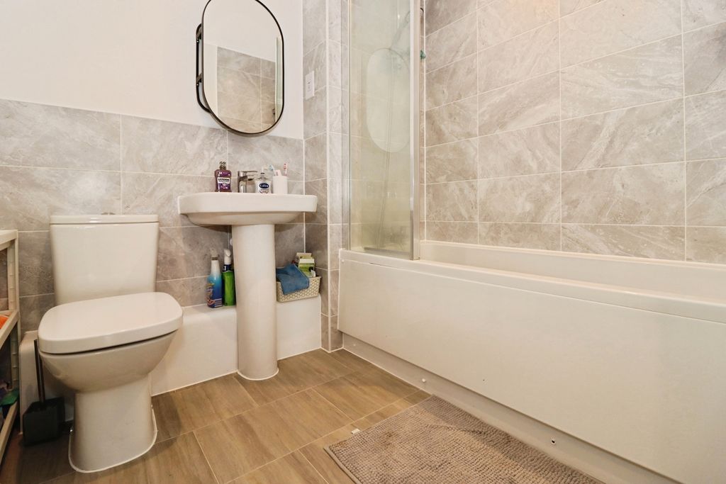 Property photo 3 of 18 Bathroom