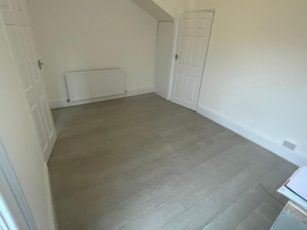 Property photo 3 of 10 Bedroom