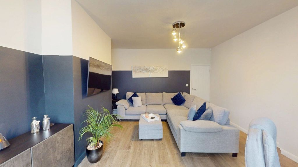 Property photo 3 of 13 Lounge