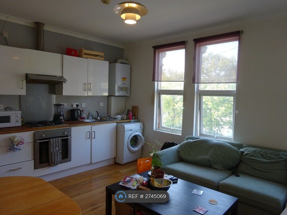 Property photo 3 of 8 Living Room/Kitchen