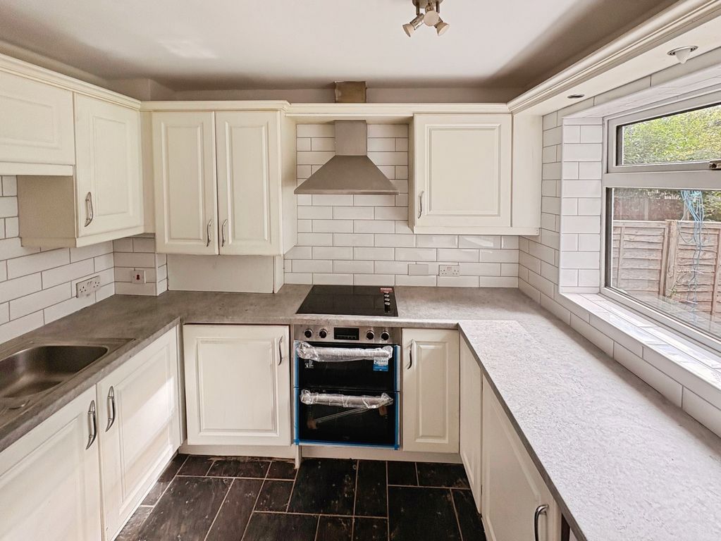 Property photo 2 of 7 Kitchen