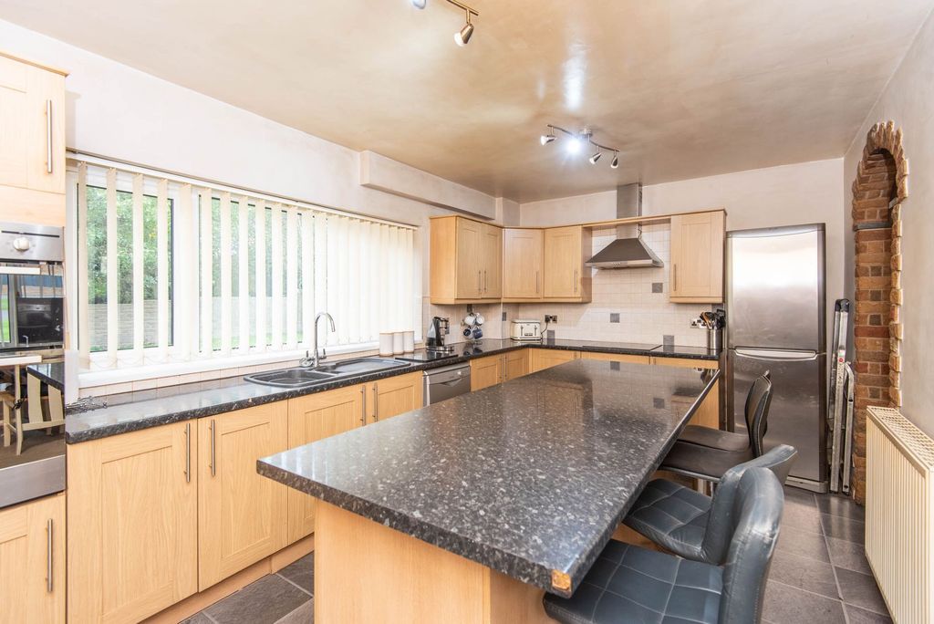 Property photo 2 of 33