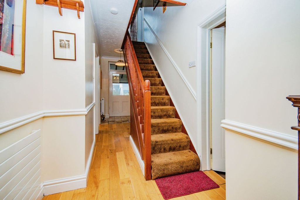 Property photo 3 of 35 Entrance Hall