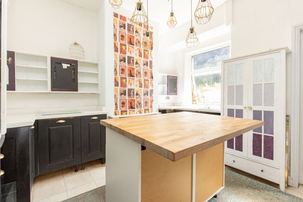 Property photo 3 of 8 Kitchen
