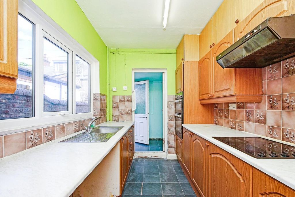 Property photo 3 of 12 Kitchen