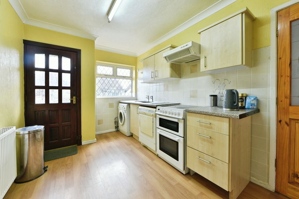 Property photo 3 of 17 Kitchen