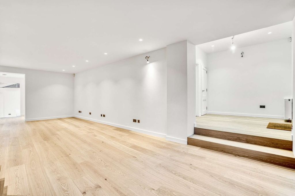 Property photo 2 of 23