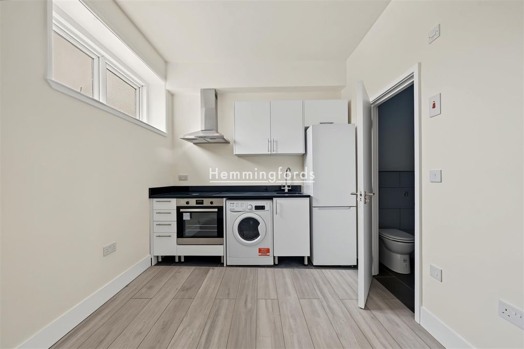 Property photo 3 of 14 Flat 3, 426 West Green Road N15 3Pu-With Watermark