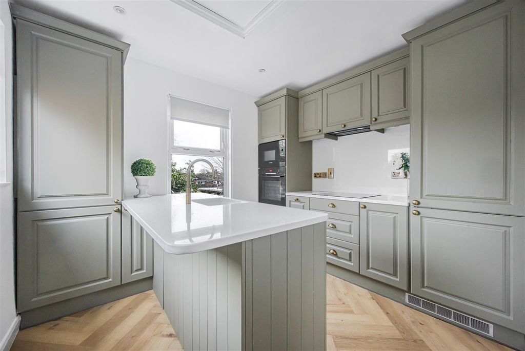 Property photo 2 of 8 Kitchen