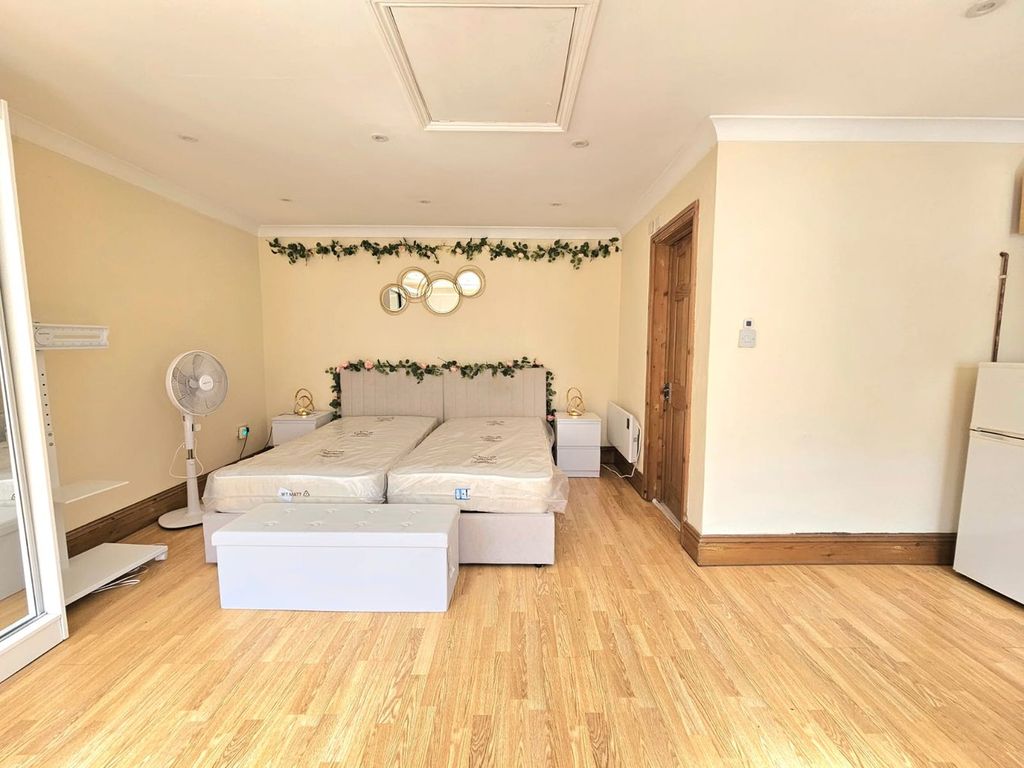 Property photo 3 of 5 Bedroom Area