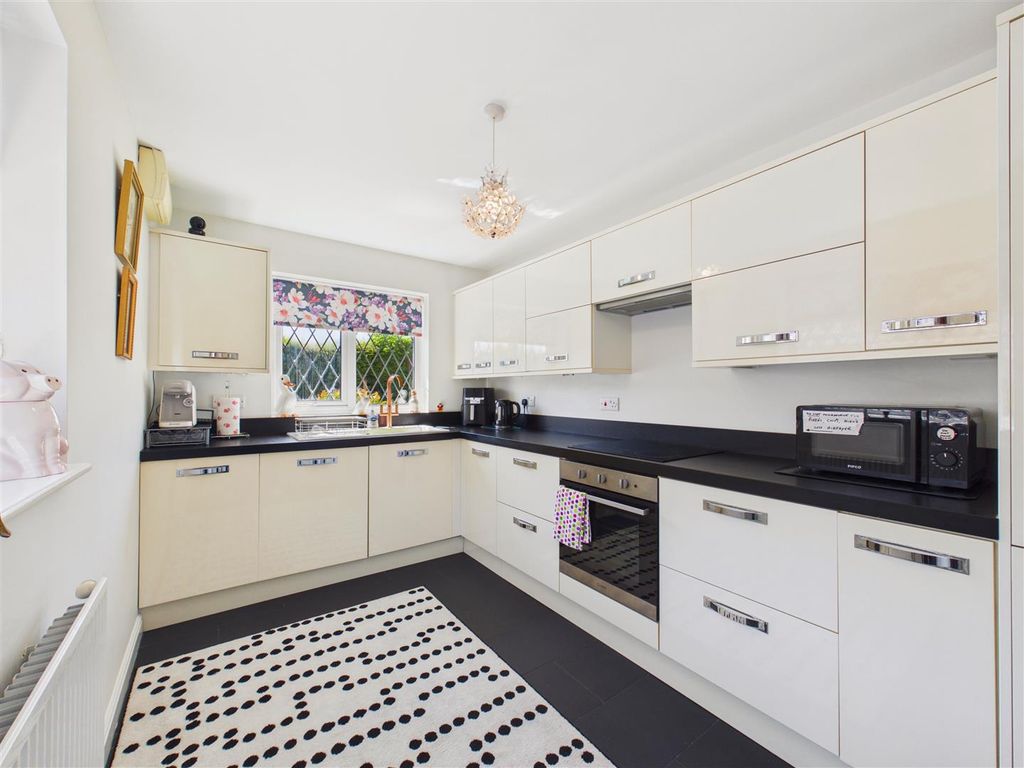 Property photo 3 of 11 Kitchen