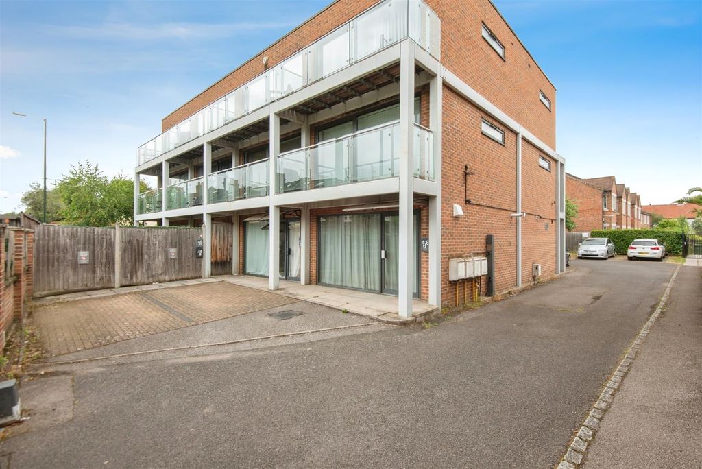 Property photo 1 of 16 Staines26Of27.Jpg