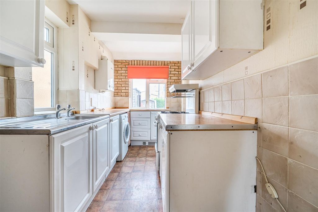Property photo 3 of 12 Malvern Way - Kitchen 2.Jpg