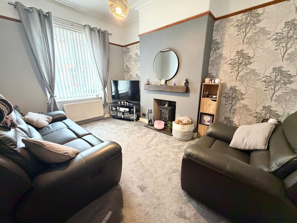 Property photo 2 of 11 Lounge