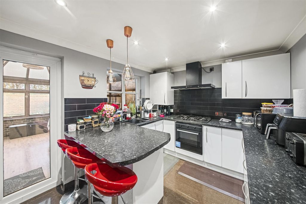 Property photo 3 of 17 4